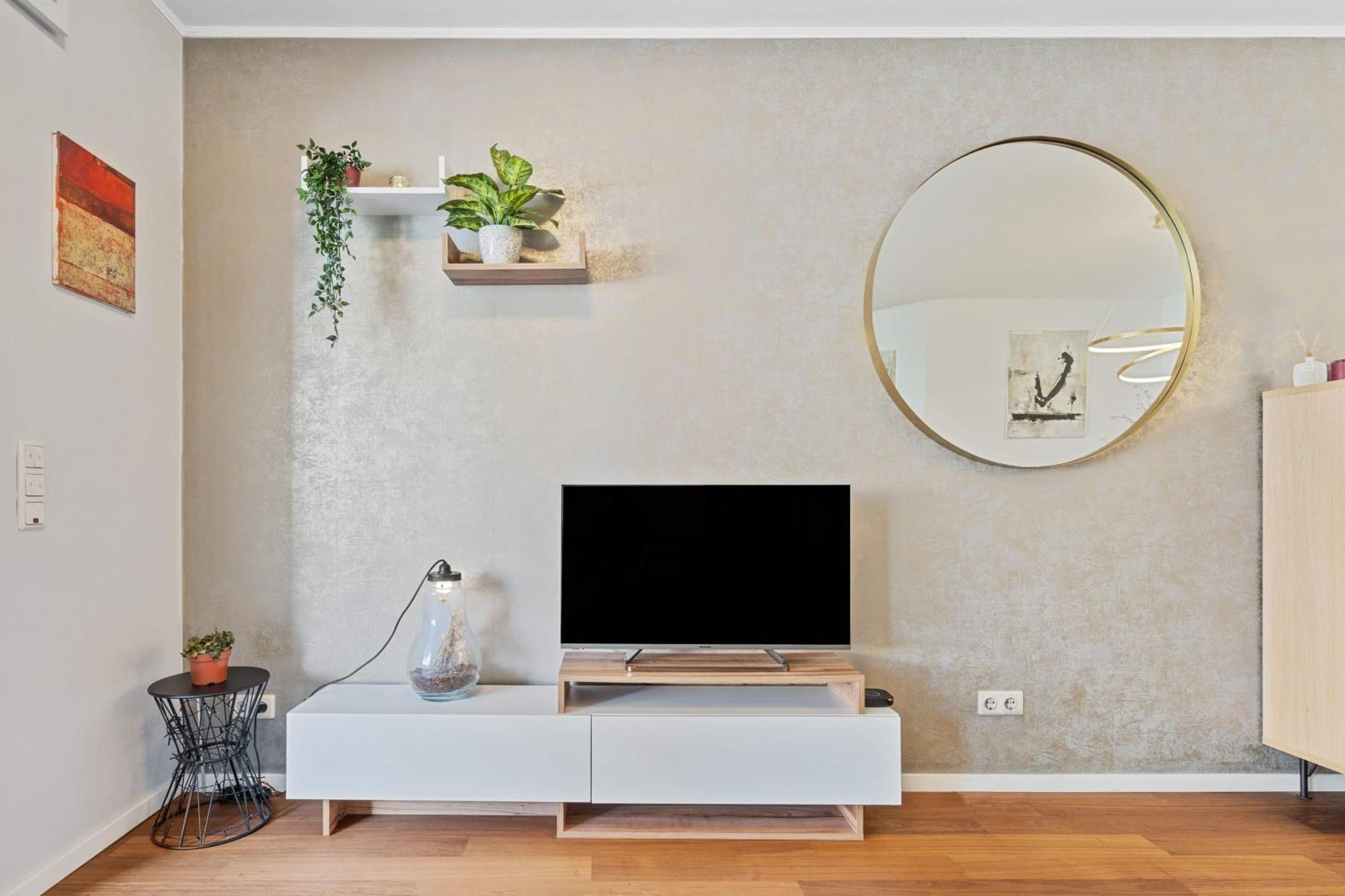 Modern Lux With Balcony In Apartment